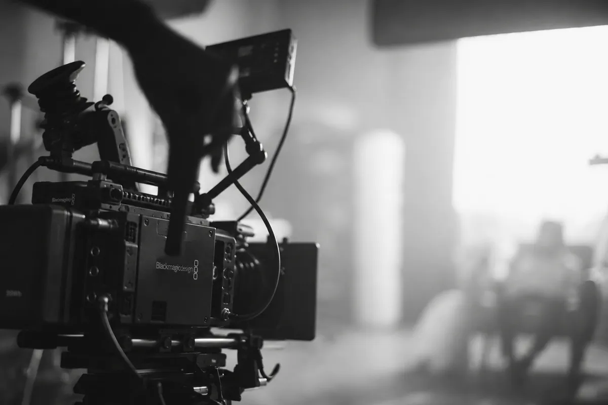 Caméra Blackmagic Design sur un plateau de tournage, en noir et blanc